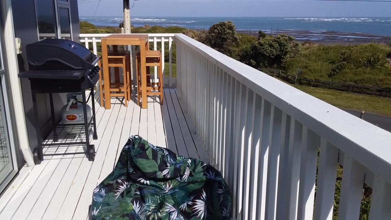 Karoro The Beach Front Bach With Views To Die For! Raglan Exterior photo